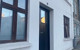 Charmerende centralbeliggende lejlighed - hyggelig og med parkering
